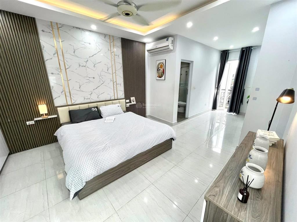 Cho thuê phòng 37m2, ban công, cửa sổ trời ngay cù lao, phan xích long, gần q1, q3, q10