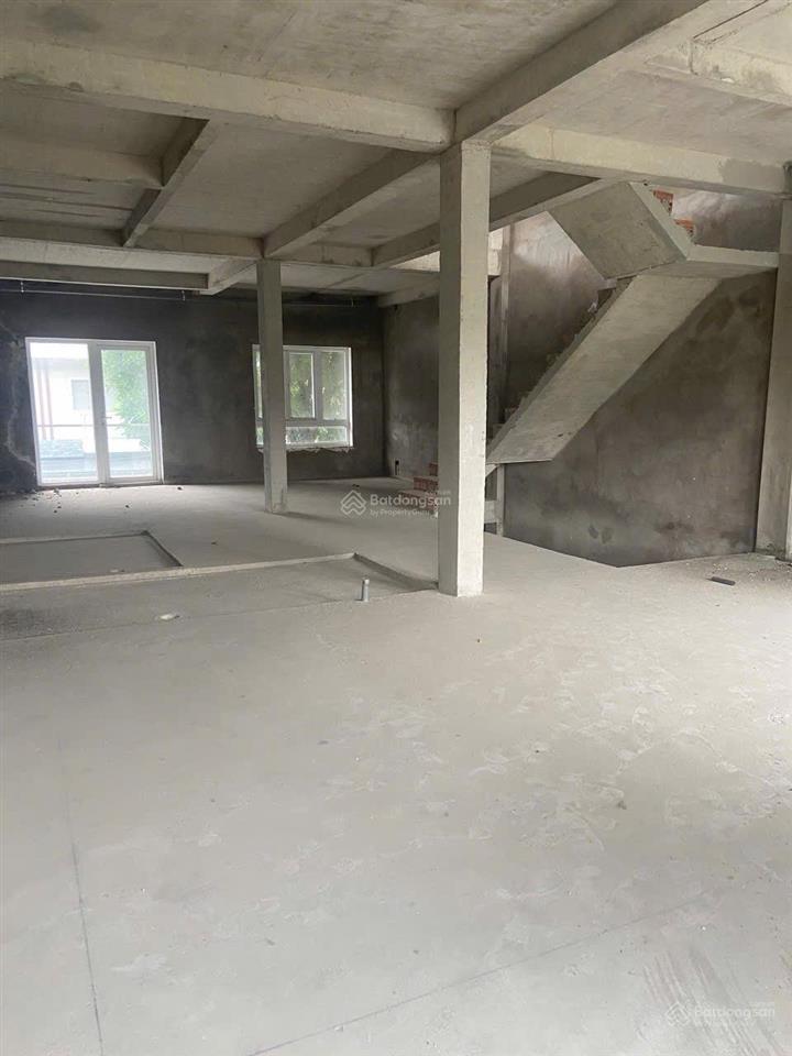 Chính chủ gửi bán nhà phố dt 119m2 giá 12 tỷ  hương