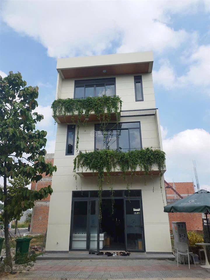 Nhà mặt tiền đường 13m, khu dân cư an ninh
