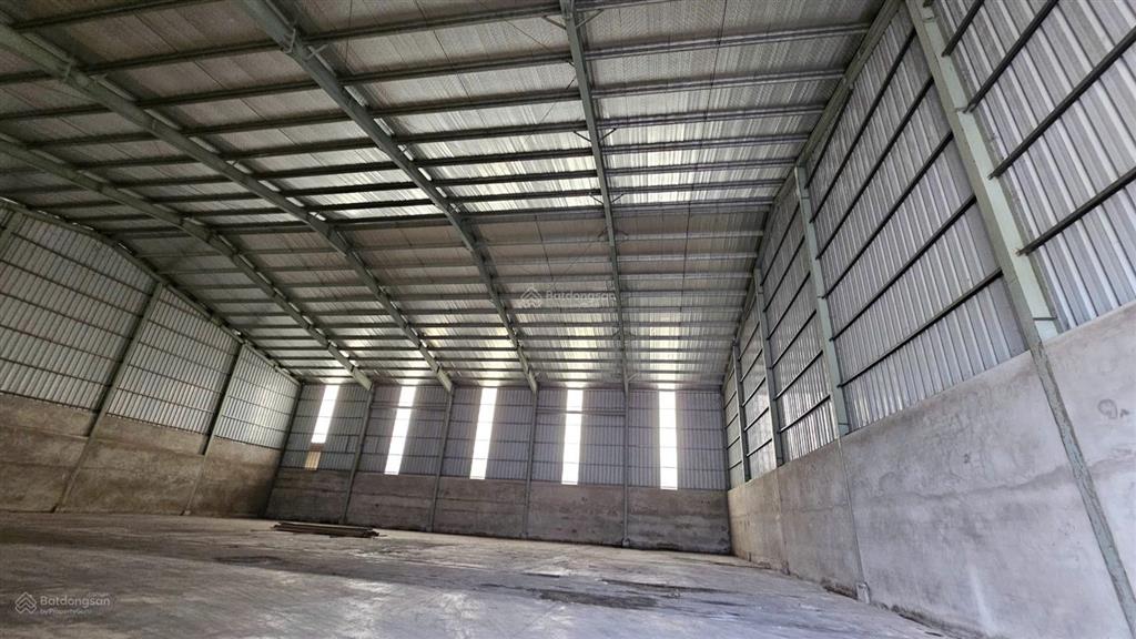 Cho thuê kho xưởng bến lức long an 2.400m  có sẵn pccc  điện ổn định  vào là hoạt động ngay
