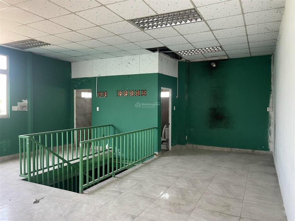 Cho thuê kho xưởng lê minh xuân, bình chánh dt 1.100m2 có văn phòng, nhà ở đầy đủ, 2 wc 0909 913 ***