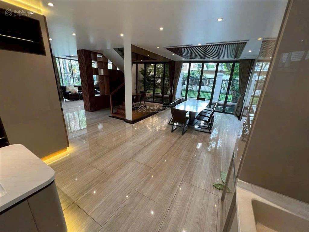 Cho thuê biệt thự đơn lập phú mỹ hưng có hồ bơi riêng, dt 420 m2  5pn