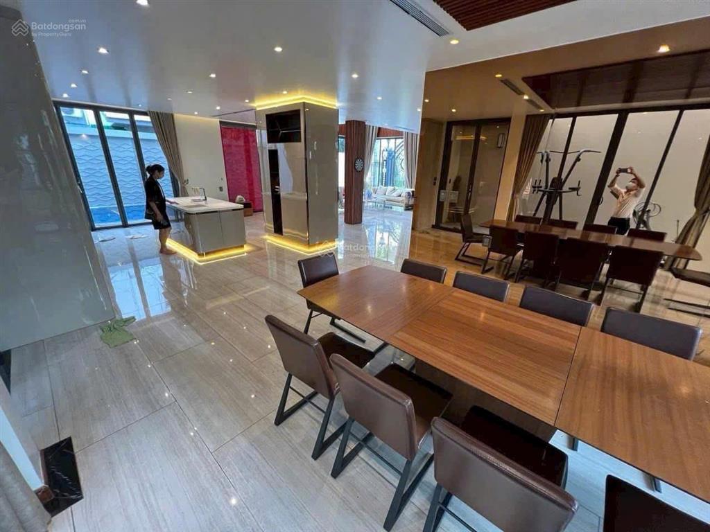 Cho thuê biệt thự đơn lập phú mỹ hưng có hồ bơi riêng, dt 420 m2  5pn