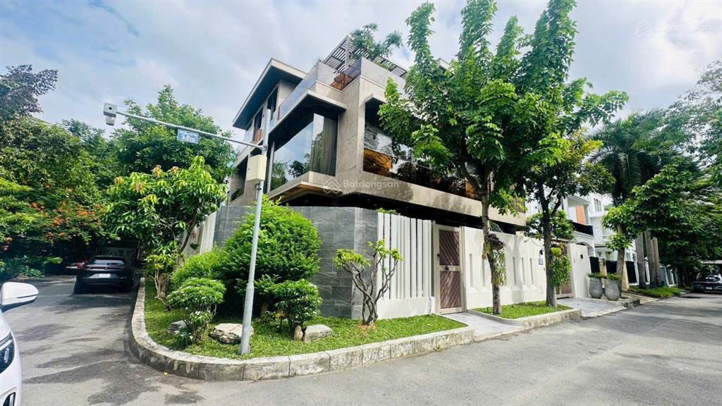 Cho thuê biệt thự đơn lập góc nam thông 3 310,5m2 nội thất cao cấp garage 2 ô tô, thang máy