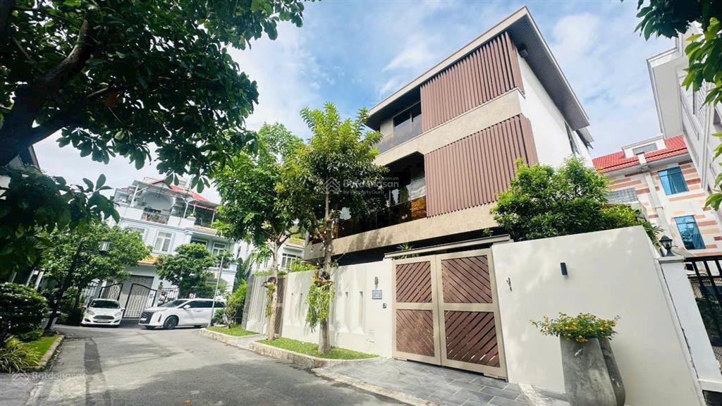 Cho thuê biệt thự đơn lập góc nam thông 3 310,5m2 nội thất cao cấp garage 2 ô tô, thang máy