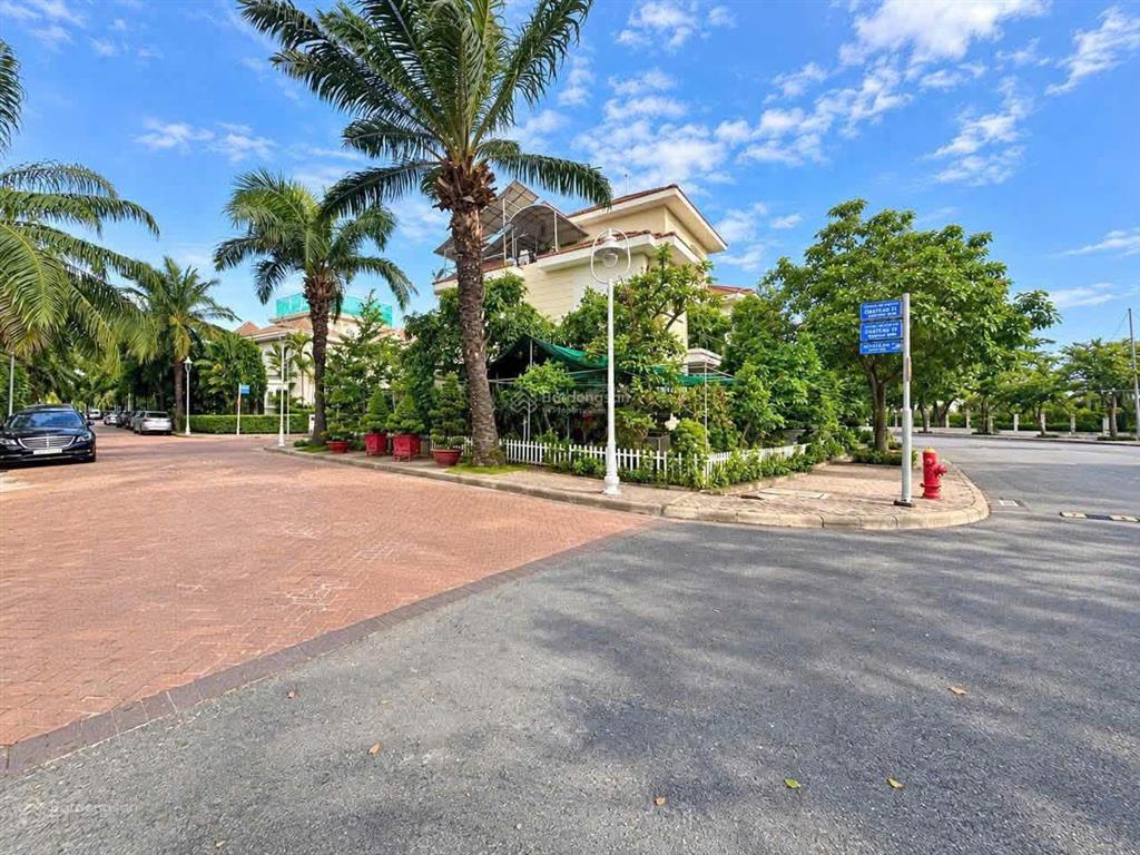 Bán biệt thự phú mỹ hưng góc 3 mặt tiền khu compound chateau view trực diện sông 560m2