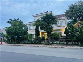 Bán biệt thự phú mỹ hưng góc 3 mặt tiền khu compound chateau view trực diện sông 560m2