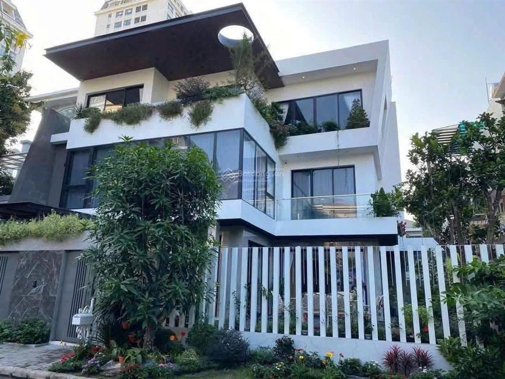 Cho thuê biệt thự phú mỹ hưng, khu mỹ thái 2b 256m2 5pn + phòng làm việc sân vườn & hồ cá koi
