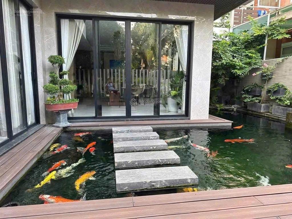 Cho thuê biệt thự phú mỹ hưng, khu mỹ thái 2b 256m2 5pn + phòng làm việc sân vườn & hồ cá koi