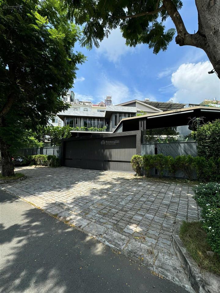 Giảm giá cực mạnh! biệt thự phú mỹ hưng, dt 392m2, góc hai mặt tiền, view công viên