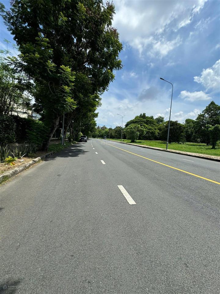 Giảm giá cực mạnh! biệt thự phú mỹ hưng, dt 392m2, góc hai mặt tiền, view công viên