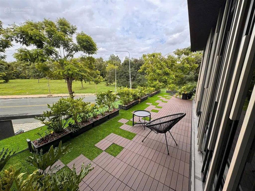 Giảm giá cực mạnh! biệt thự phú mỹ hưng, dt 392m2, góc hai mặt tiền, view công viên