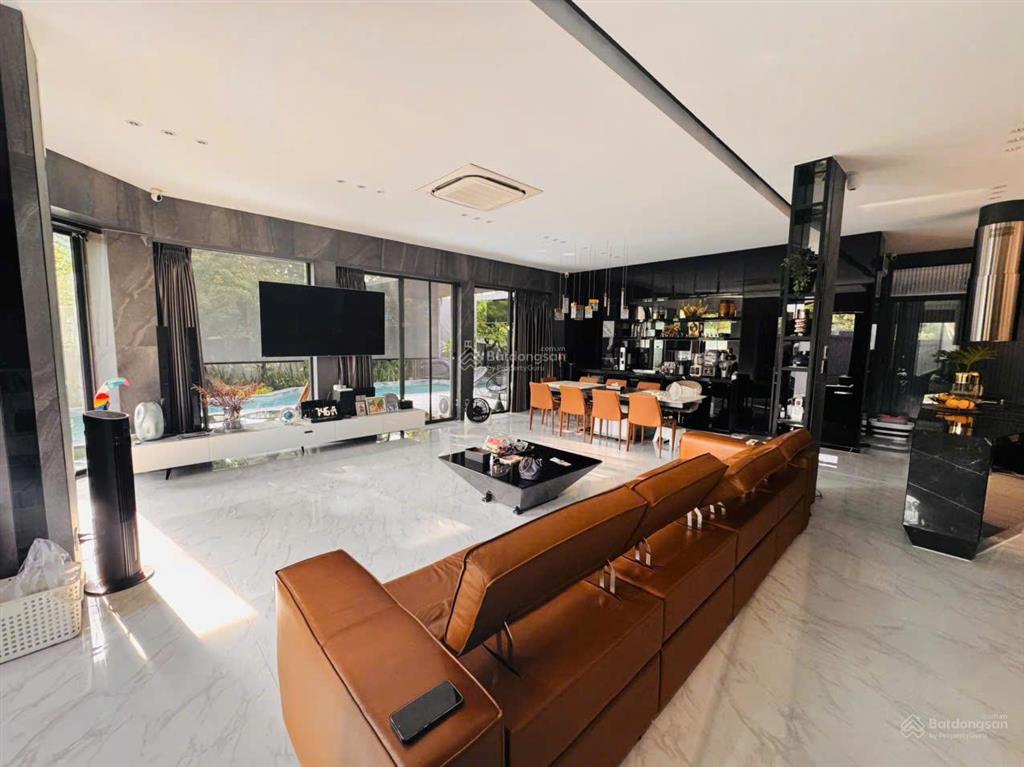 Giảm giá cực mạnh! biệt thự phú mỹ hưng, dt 392m2, góc hai mặt tiền, view công viên