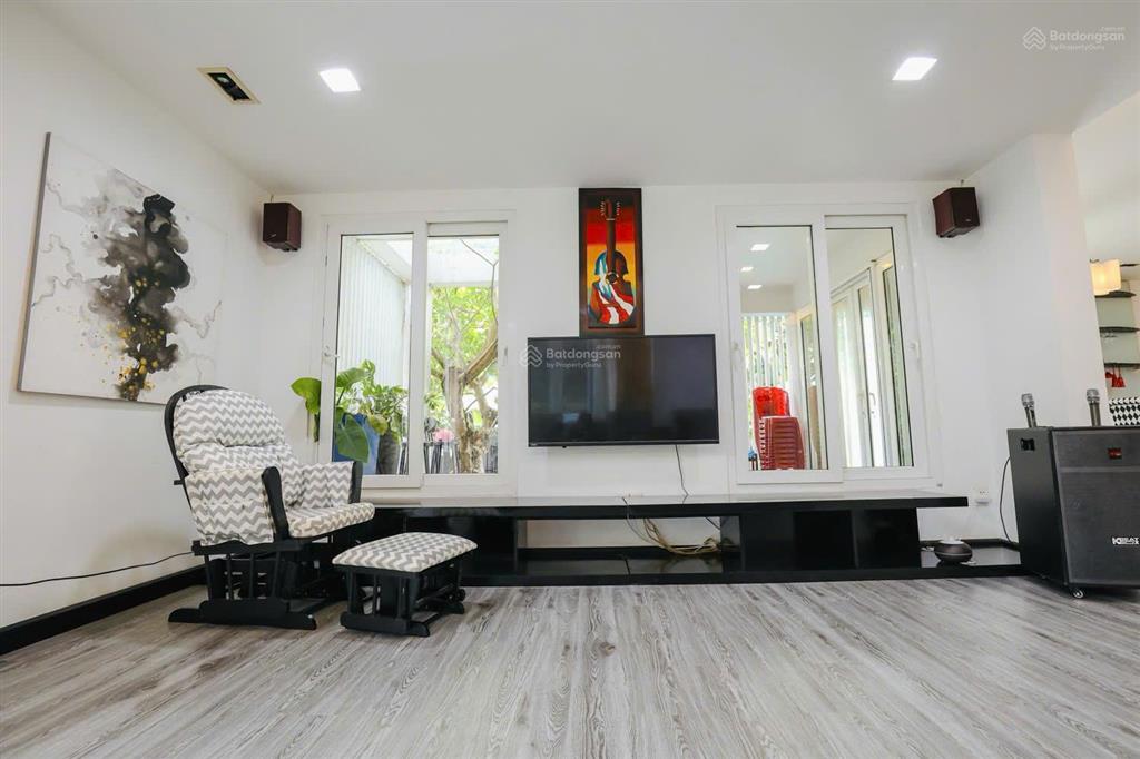 Cho thuê biệt thự phú mỹ hưng căn đơn lập nam thông 1 căn góc 3 mặt tiền hồ bơi riêng
