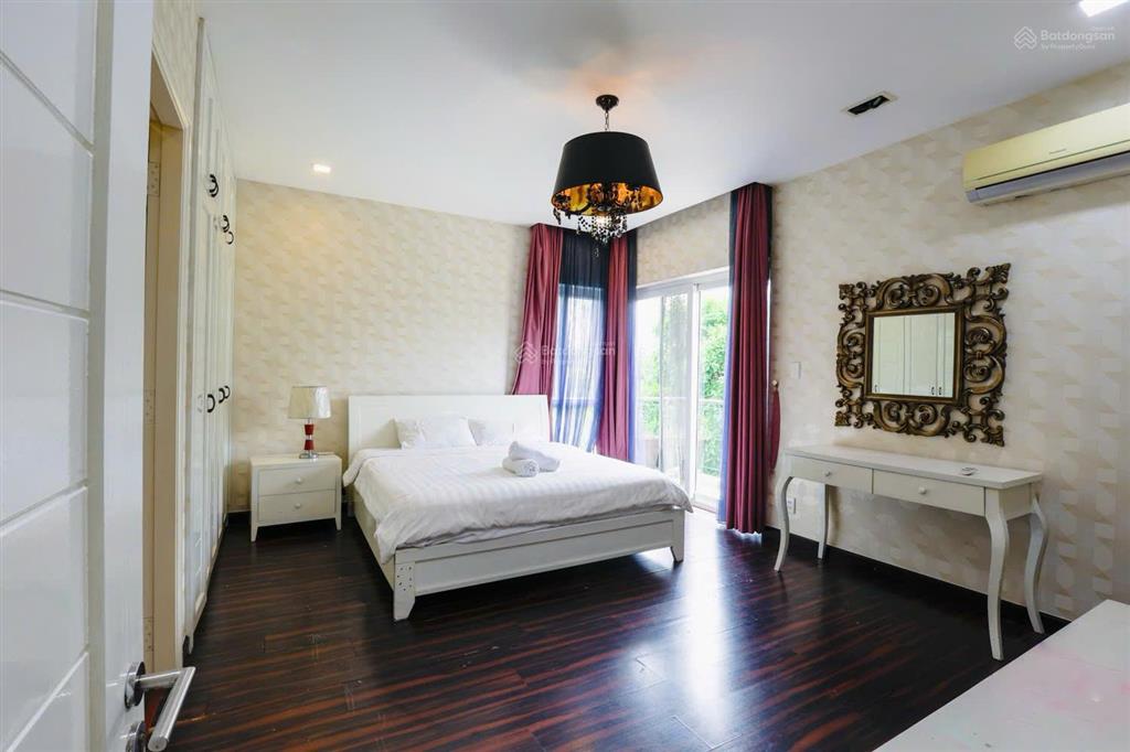 Cho thuê biệt thự phú mỹ hưng căn đơn lập nam thông 1 căn góc 3 mặt tiền hồ bơi riêng