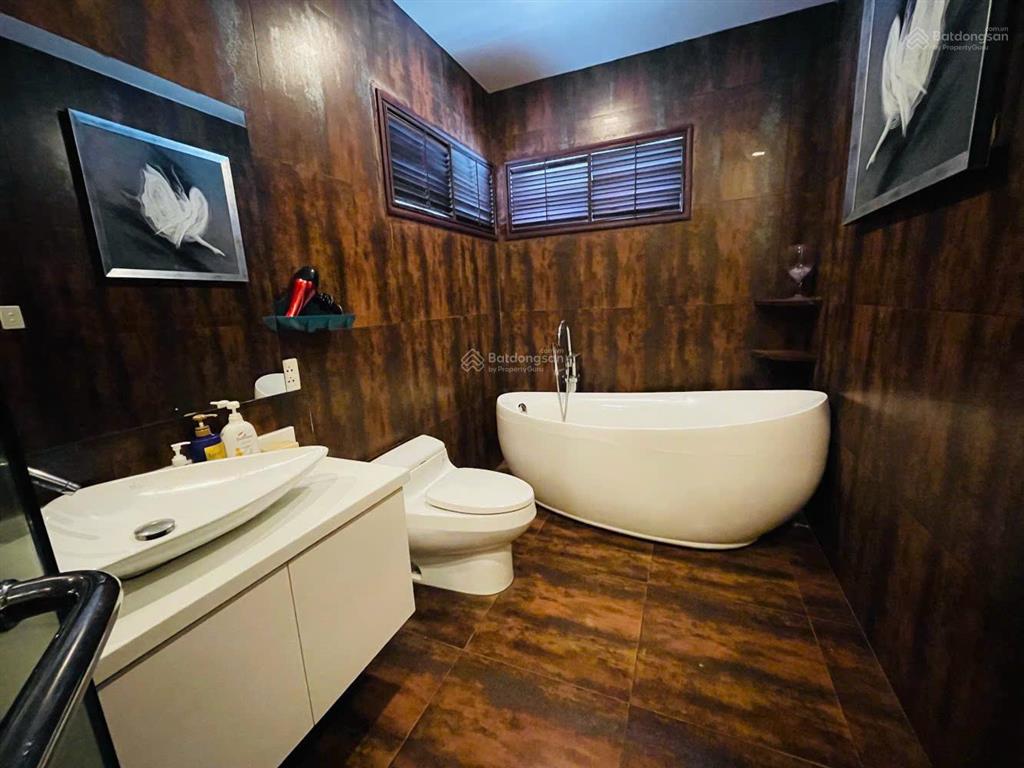 Cho thuê biệt thự phú mỹ hưng căn đơn lập nam thông 1 căn góc 3 mặt tiền hồ bơi riêng