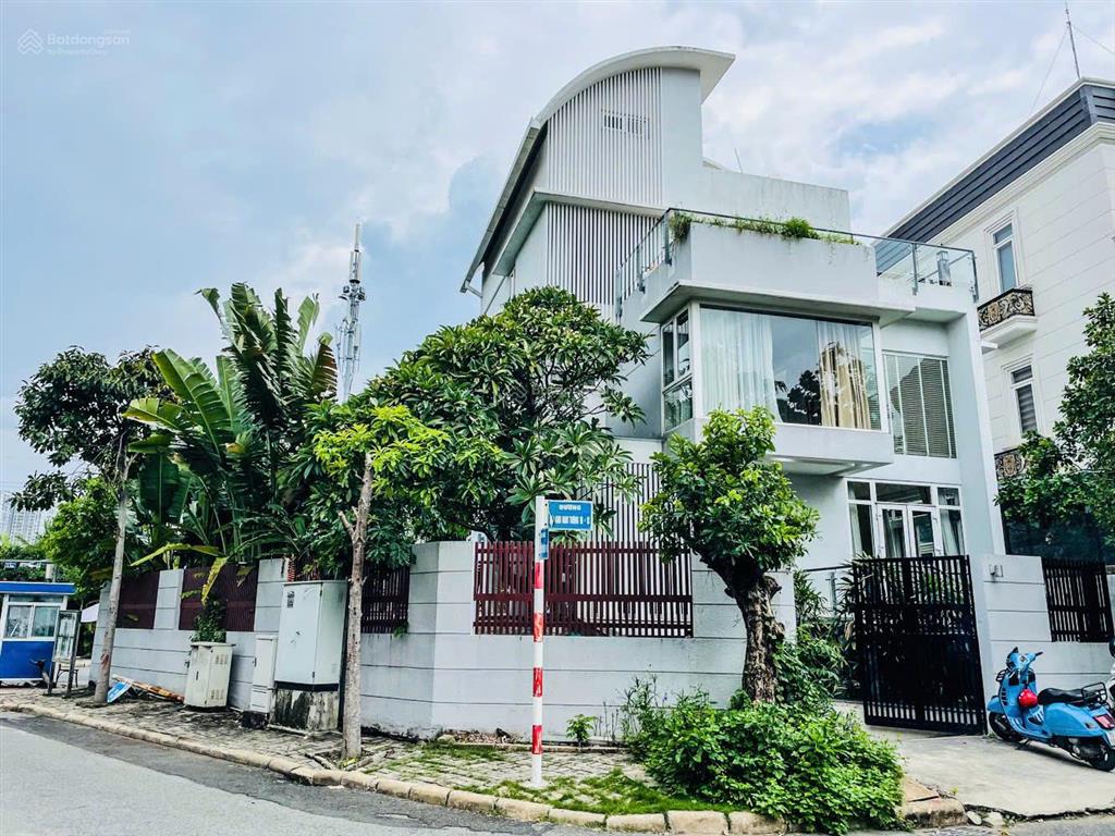 Cho thuê biệt thự phú mỹ hưng căn đơn lập nam thông 1 căn góc 3 mặt tiền hồ bơi riêng