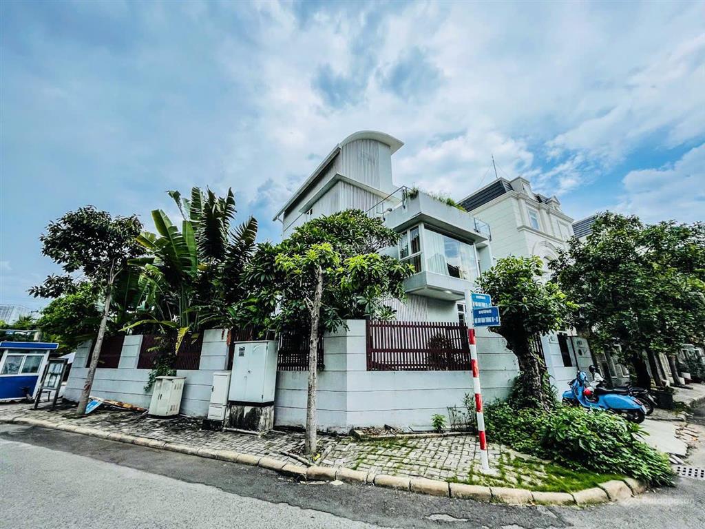 Cho thuê biệt thự phú mỹ hưng căn đơn lập nam thông 1 căn góc 3 mặt tiền hồ bơi riêng