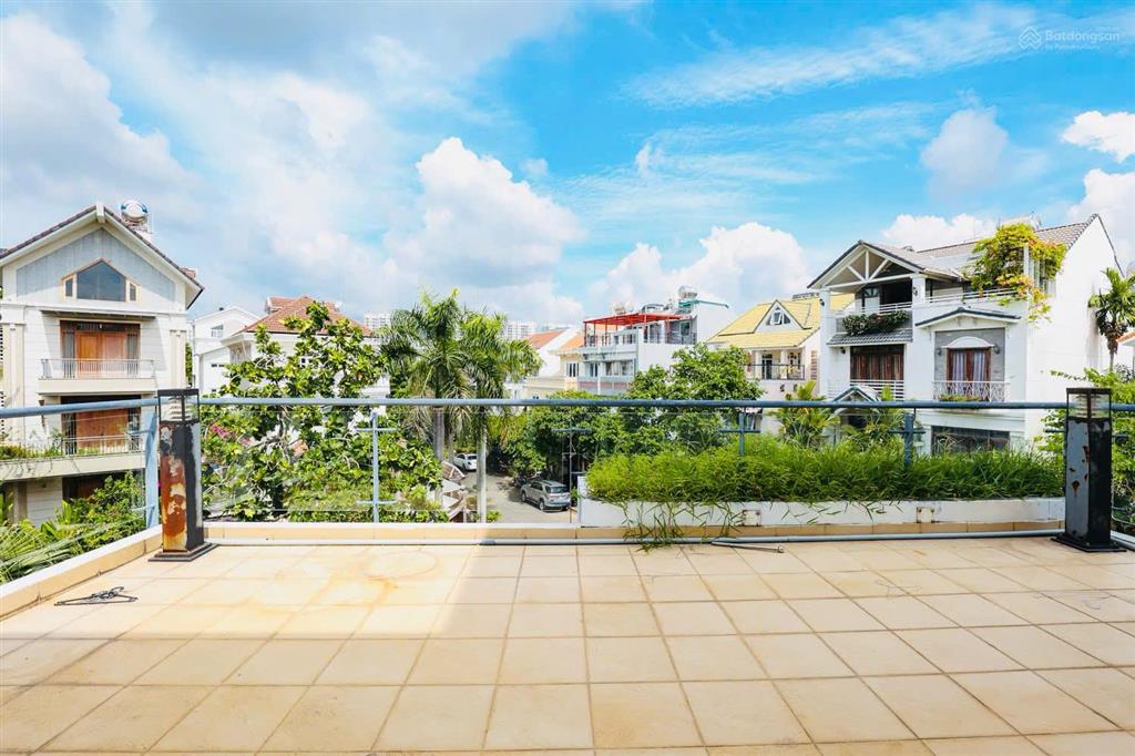 Cho thuê biệt thự phú mỹ hưng căn đơn lập nam thông 1 căn góc 3 mặt tiền hồ bơi riêng