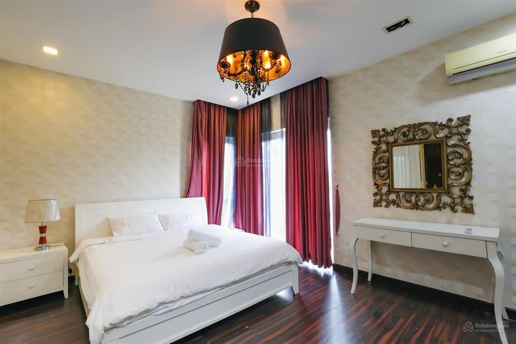 Cho thuê biệt thự phú mỹ hưng căn đơn lập nam thông 1 căn góc 3 mặt tiền hồ bơi riêng