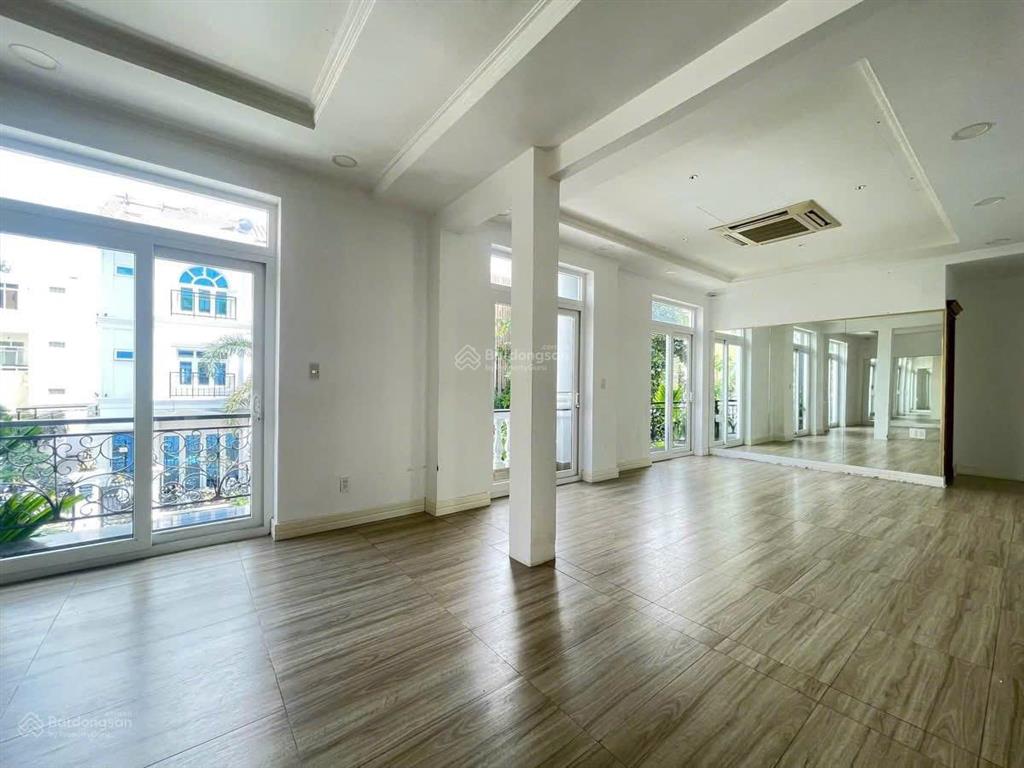Cho thuê biệt thự mỹ hưng diện tích lớn 16,75x19m 4 phòng ngủ, nhà trống 170 triệu/tháng