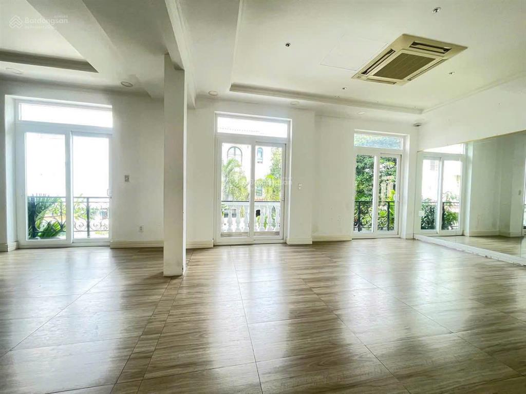 Cho thuê biệt thự mỹ hưng diện tích lớn 16,75x19m 4 phòng ngủ, nhà trống 170 triệu/tháng