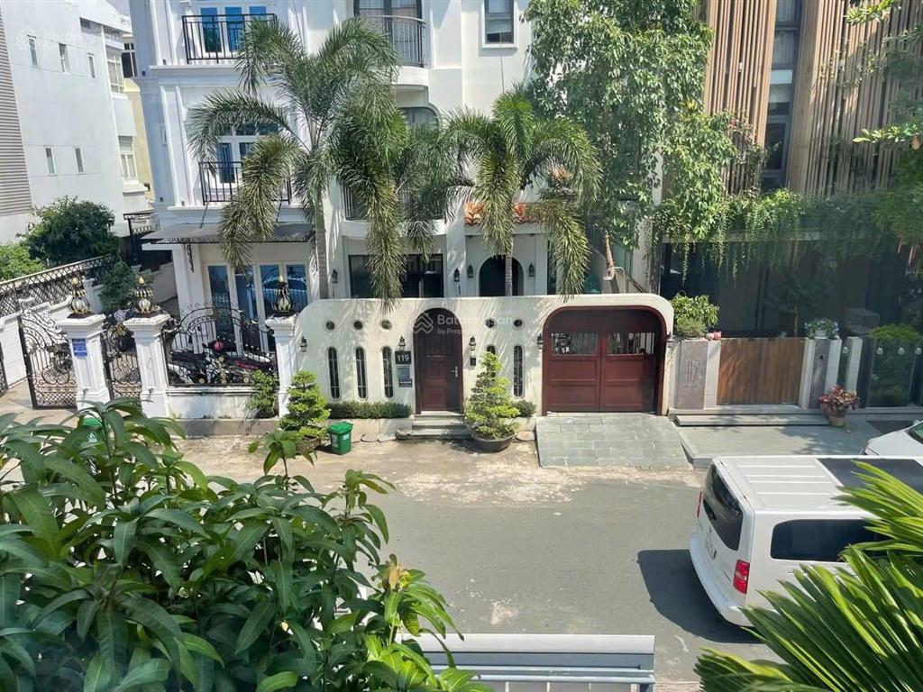 Cho thuê biệt thự mỹ hưng diện tích lớn 16,75x19m 4 phòng ngủ, nhà trống 170 triệu/tháng