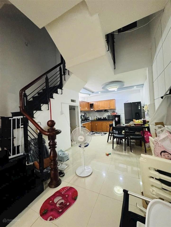 Bán nhà đối diện đại học luật  mặt tiền đường số 6, thủ đức. giá 5,5 tỷ/ 4mx20m80m2. sổ hồng sẵn