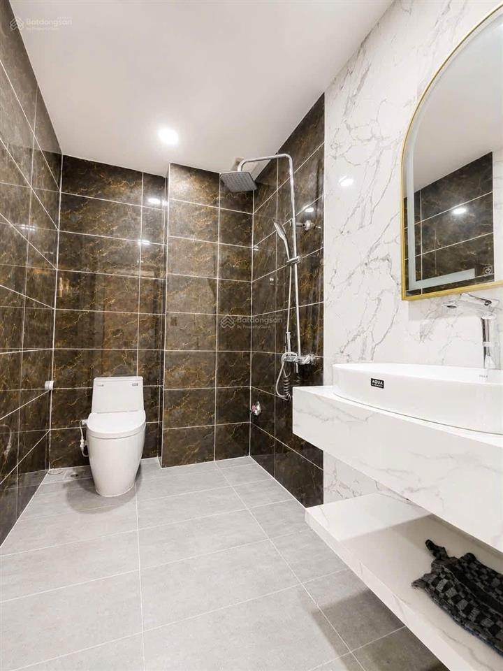 Cần bán gấp nhà sau mt nguyễn thị thập, quận 7 (dt hơn 130m2). 3 tầng, 5pn master