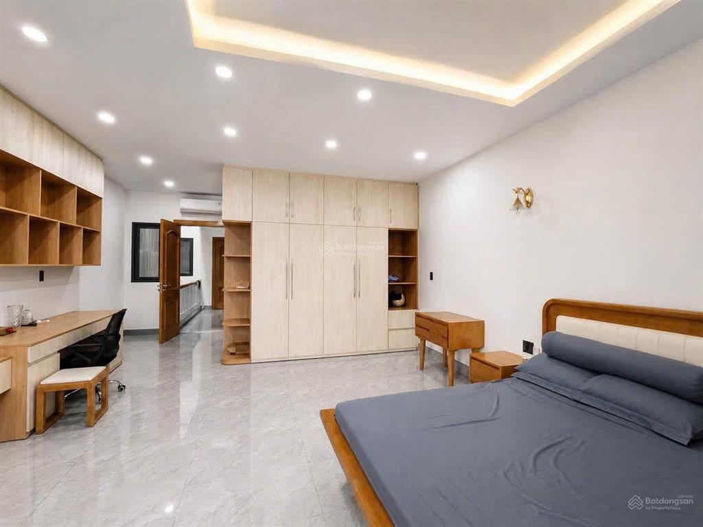 Cần bán gấp nhà sau mt nguyễn thị thập, quận 7 (dt hơn 130m2). 3 tầng, 5pn master