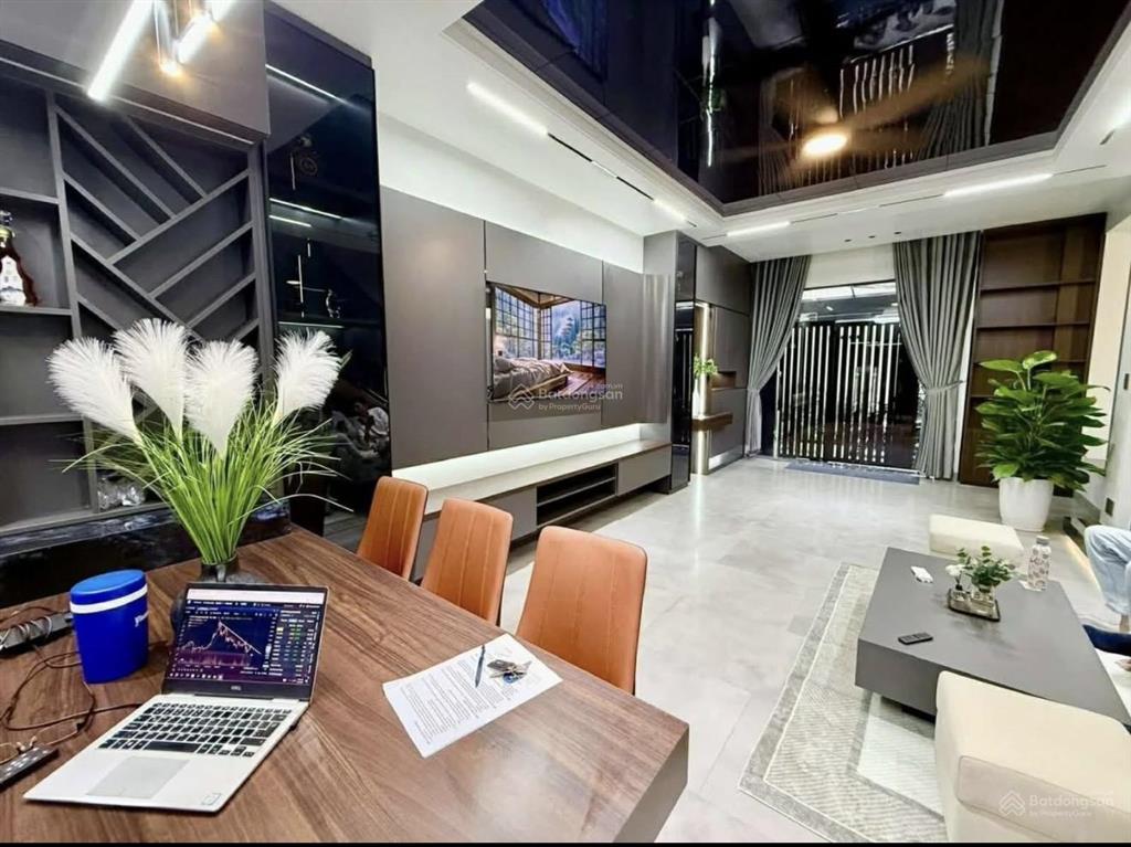 Kiến trúc sư cần bán lại nhà xây ở ngay đường 3 tháng 2, quận 10. giá 7 tỷ 050/ 67,6m2. nhà nở hậu