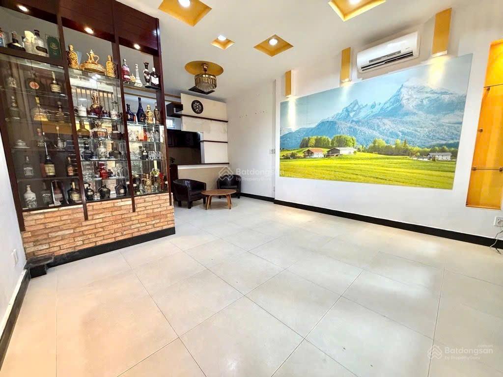 Chủ bán gấp nhà đặng chất, quận 8. 66m2, 4 lầu  5pn, đang cho thuê 27 triệu. sổ hồng riêng