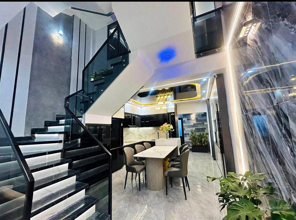 Bán gấp nhà đường văn chung, tân bình. giá6,57tỷ/75m2. trệt, 3 lầu. sổ hồng riêng. ngay nhà ga t3
