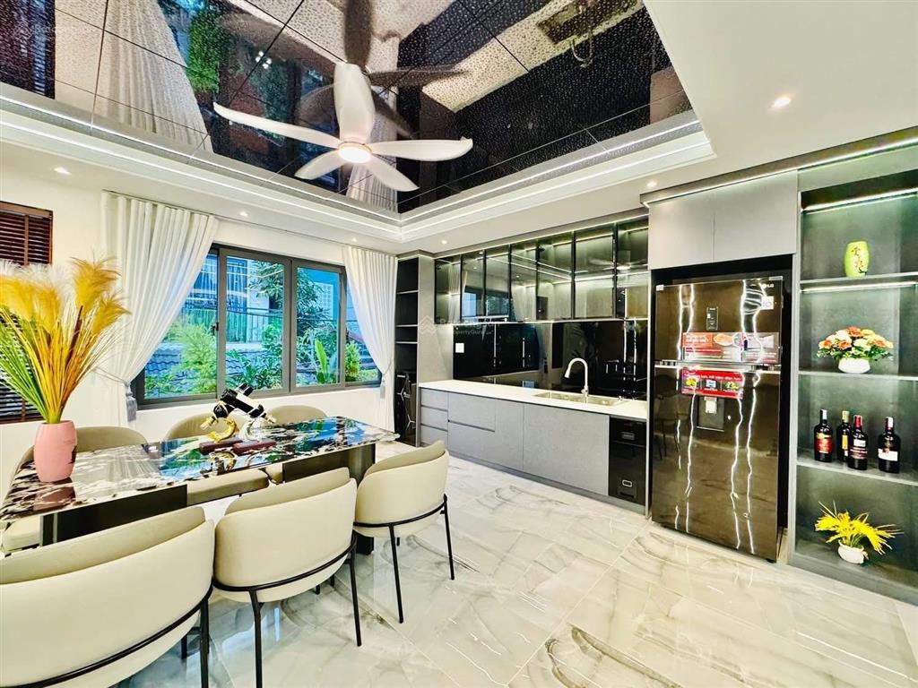 Xoay vốn bán nhanh nhà nguyễn gia trí, bình thạnh. giá 5,87 tỷ/80m2. trệt, 3 lầu. sổ hồng riêng