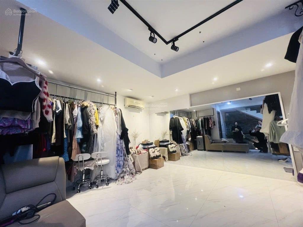 Dòng tiền sẵn 35 triệu ngay nguyễn thị minh khai, quận 3. dt 5,1x14m(71,4m2). sổ hồng riêng