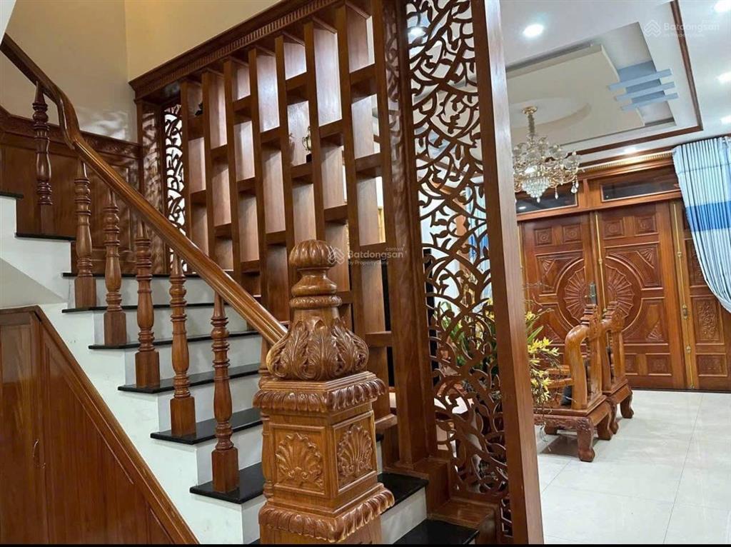 Ngay lotte cộng hoà đường c18, tân bình 85m2. 1 trệt, 2 lầu. sổ cầm tay. đang thuê 25tr