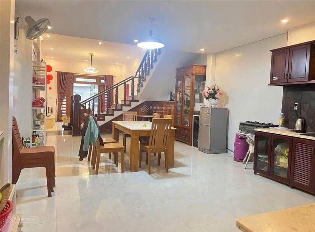 Chính chủ bán nhà nguyễn đình chiểu, q3. giá 6tỷ300/82,5m2. 4tầng. sổ cầm tay. đang cho thuê 37tr