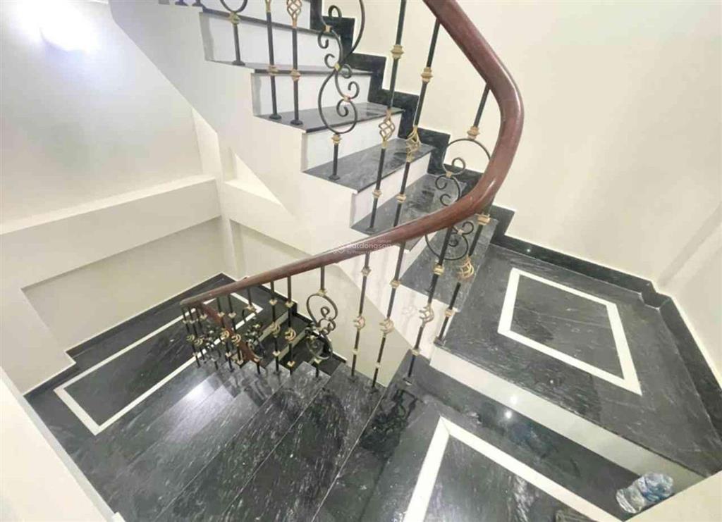 ( chính chủ ) sang nhượng toà văn phòng phố lê thanh nghị  dòng tiền 2,5 tỷ/năm