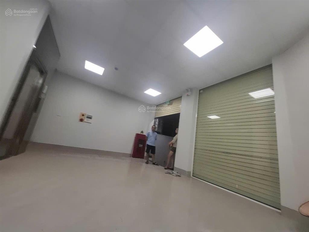 Cho thuê mbkd vị trí vàng  lô góc 2 mặt thoáng  tại phố nguyễn xiển diện tích 240m²/sàn