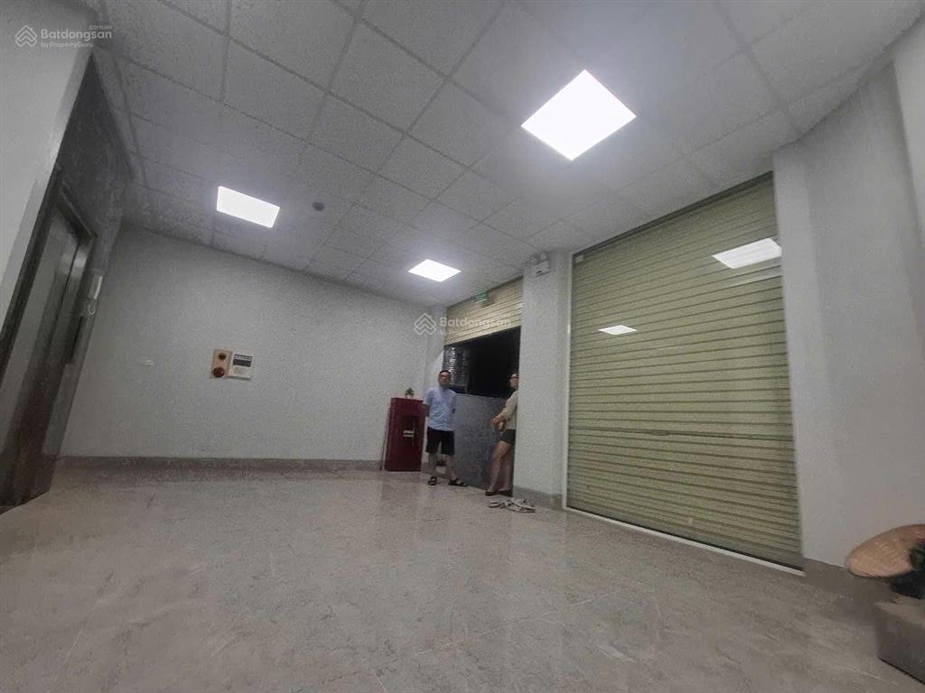 Cho thuê mbkd vị trí vàng  lô góc 2 mặt thoáng  tại phố nguyễn xiển diện tích 240m²/sàn
