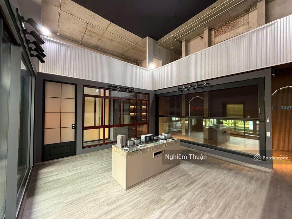 Toà nhà phố lạc long quân, tây hồ, hn. 290m2, 7 tầng, mt 16m. dt cho thuê 3 tỷ/năm. hơn 100 tỷ