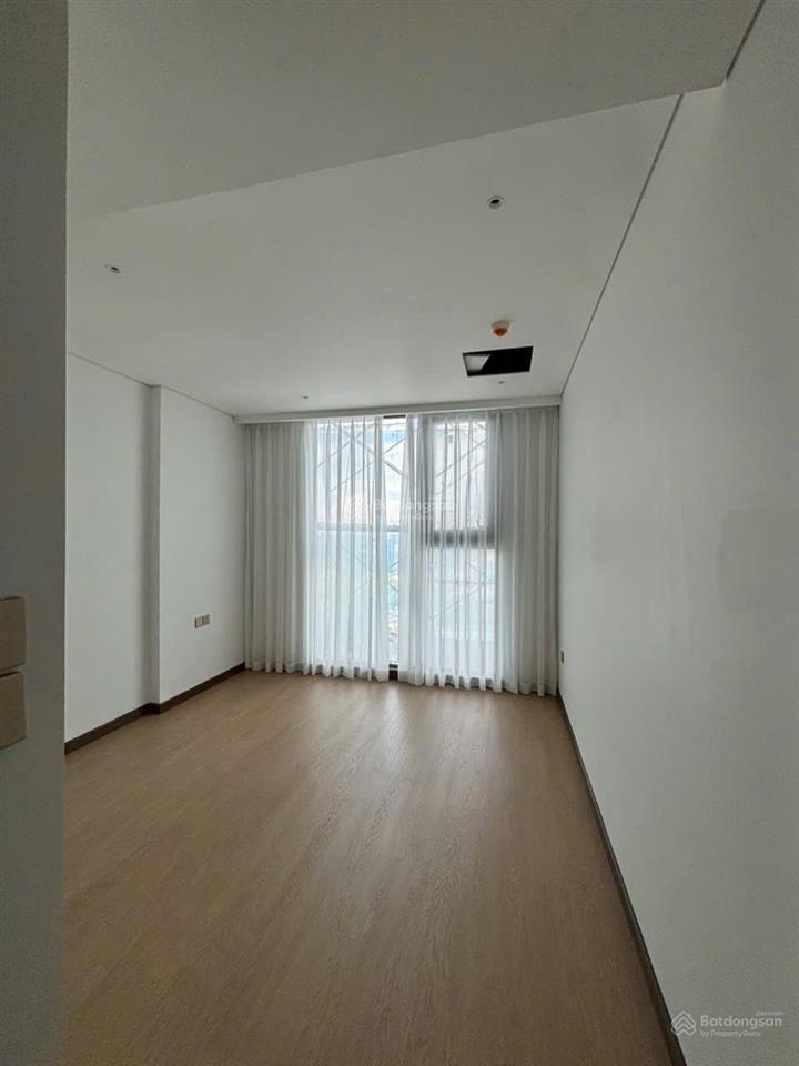 Cần bán căn hộ 1pn  51 m2 tầng cao đông nam, dự án long biên central