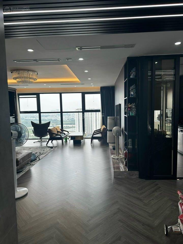 Chính chủ bán căn hộ 113m², 3pn, cửa tây, ban công đông tại starlake  tây hồ, giá tốt 18,9 tỷ