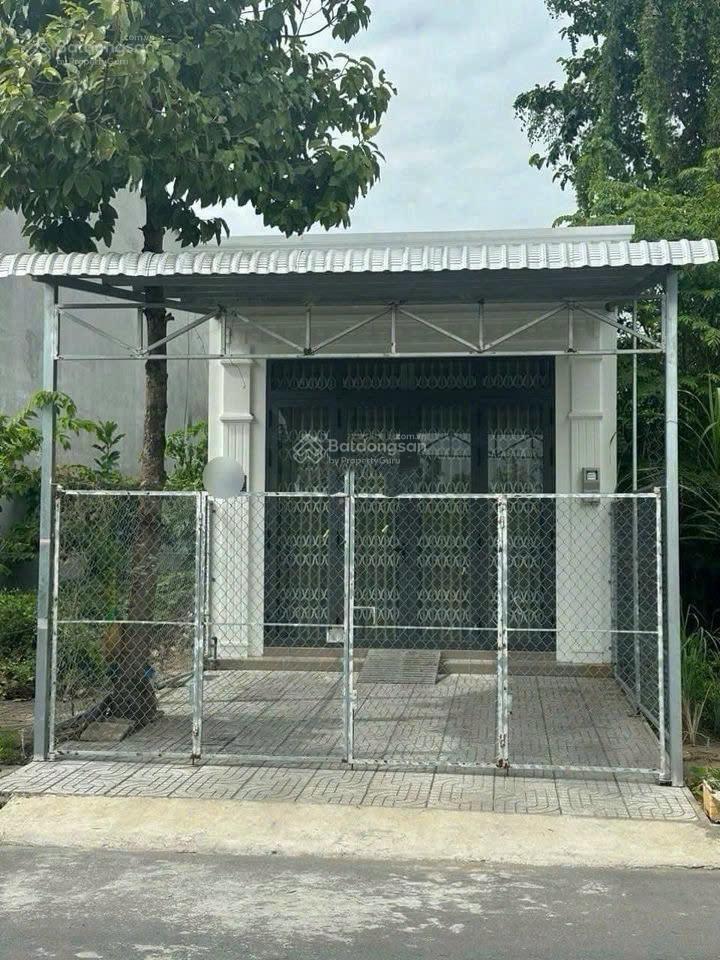 Tôi cần bán gấp căn nhà 100m2 giá 1tỷ050 1 sẹc tỉnh lộ 8, thị trấn củ chi sổ hồng riêng dân cư đông