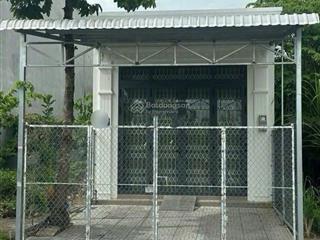 Tôi cần bán gấp căn nhà 100m2 1 sẹc tỉnh lộ 8, thị trấn củ chi sổ hồng riêng dân cư đông