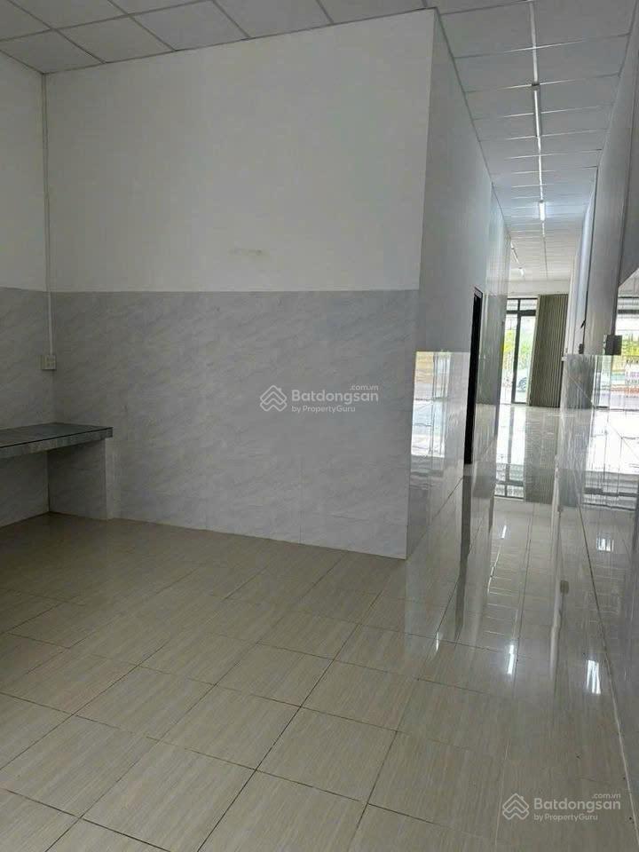 Tôi cần bán gấp căn nhà 100m2 giá 1tỷ050 1 sẹc tỉnh lộ 8, thị trấn củ chi sổ hồng riêng dân cư đông