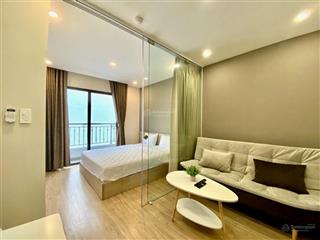 Phòng ban công tách bếp vách kính  nội thất cao cấp  có thang máy bảo vệ