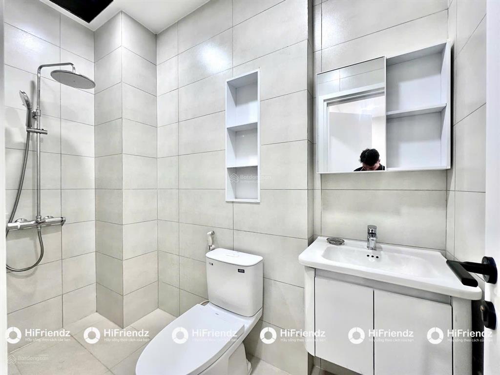 Phòng ban công cửa sổ lớn full ánh sáng tự nhiên  full nội thất tách bếp xa giường