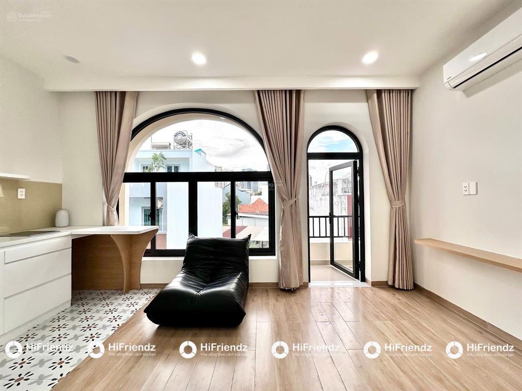 Phòng ban công cửa sổ lớn full ánh sáng tự nhiên  full nội thất tách bếp xa giường