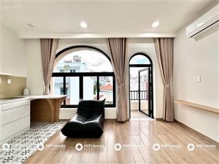 Phòng ban công cửa sổ lớn full ánh sáng tự nhiên  full nội thất tách bếp xa giường